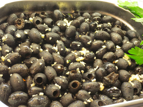 Oliven schwarz ohne Salz ohne Kerne mit Knoblauch 100gr
