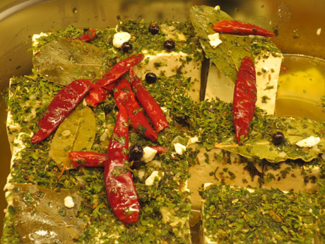 [FK-002] Kräuterfeta in Knoblauchmarinade (grie.) 100gr