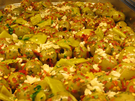 [OG-004] Oliven grün mit Chilli,Paprika und Knoblauch ohne Kerne 100gr